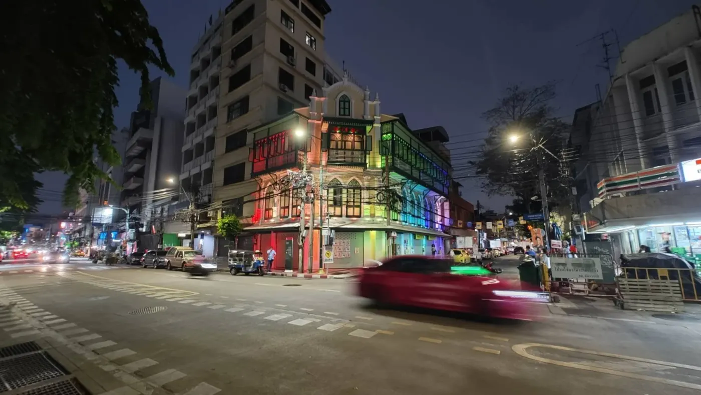 แสงสีบนอาคารเก่ายามค่ำคืน